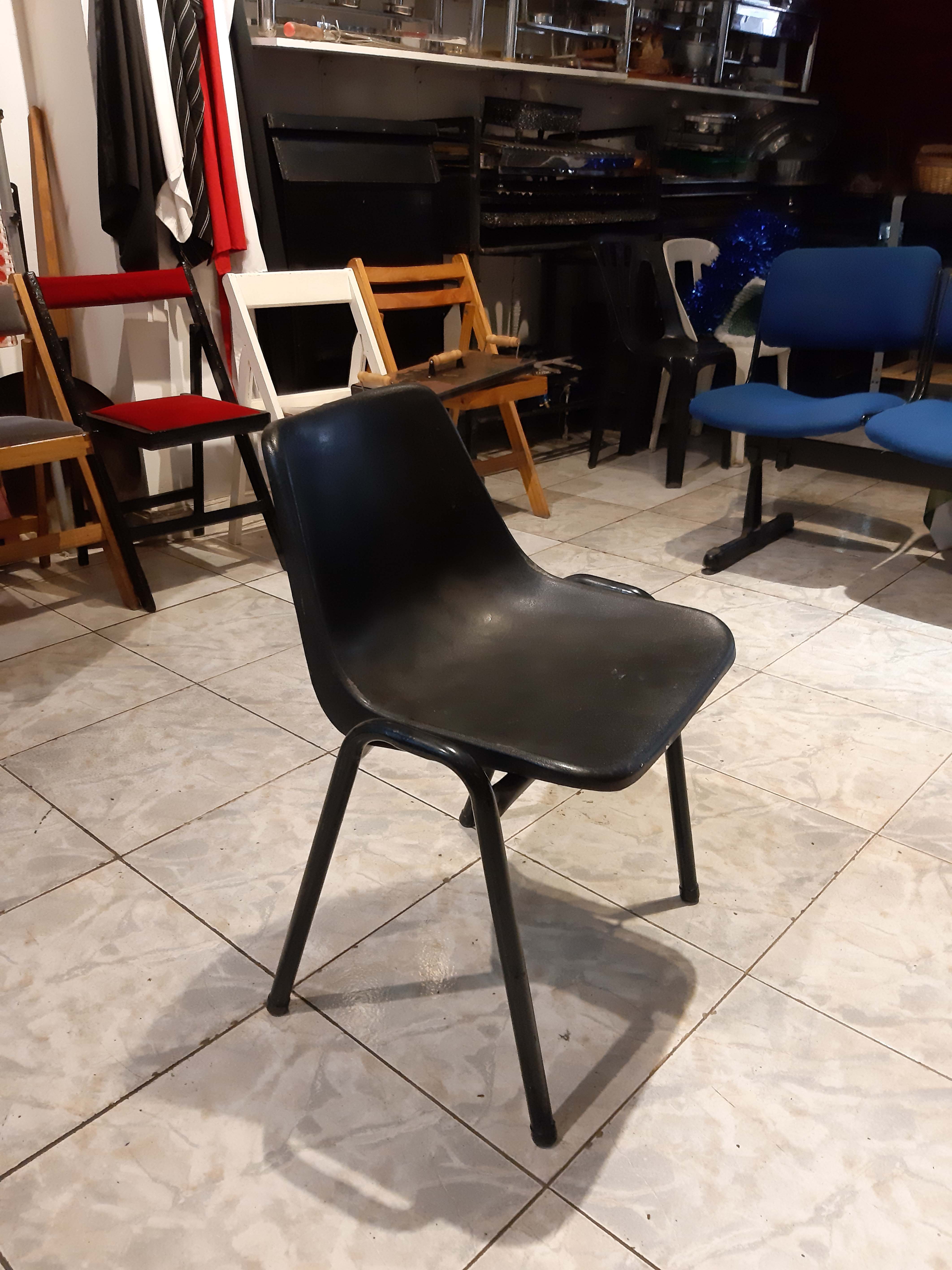 SILLA PLÁSTICA PATAS DE CAÑO